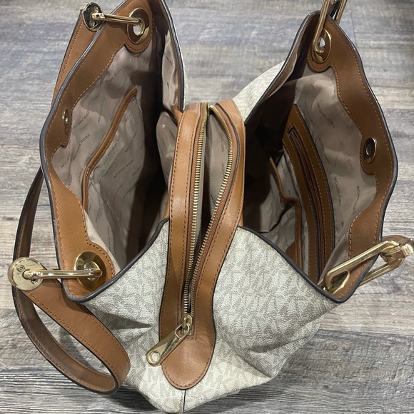 Michael Kors Purse! Perfect condition - Picture 4 of 5